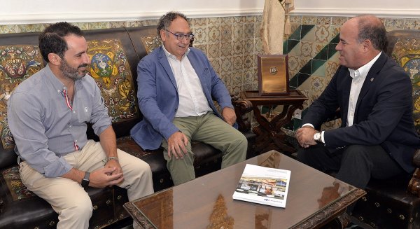 El Director General de Recursos Humanos de Carrefour mantiene una reunión con el alcalde de Antequera