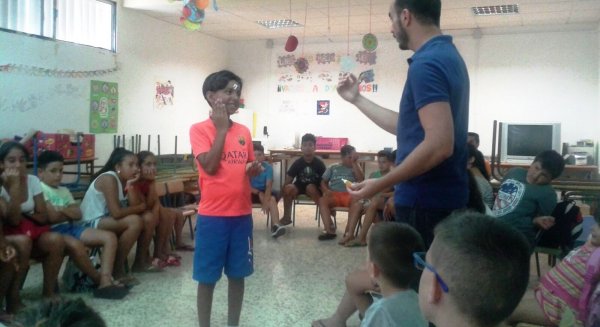 Profesionales del Hospital Regional de Málaga dan consejos a menores sobre higiene bucodental y protección frente al sol