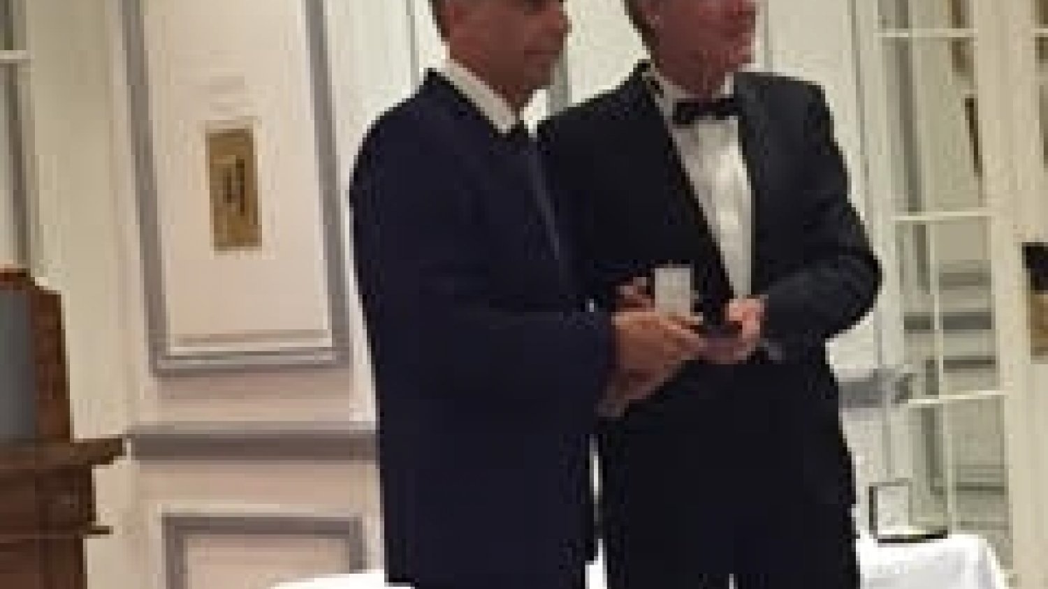 El procurador malagueño, Ignacio Sánchez Díaz, recibe la Medalla de Oro del Foro Europa 2001