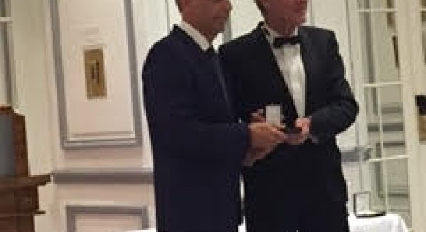 El procurador malagueño, Ignacio Sánchez Díaz, recibe la Medalla de Oro del Foro Europa 2001
