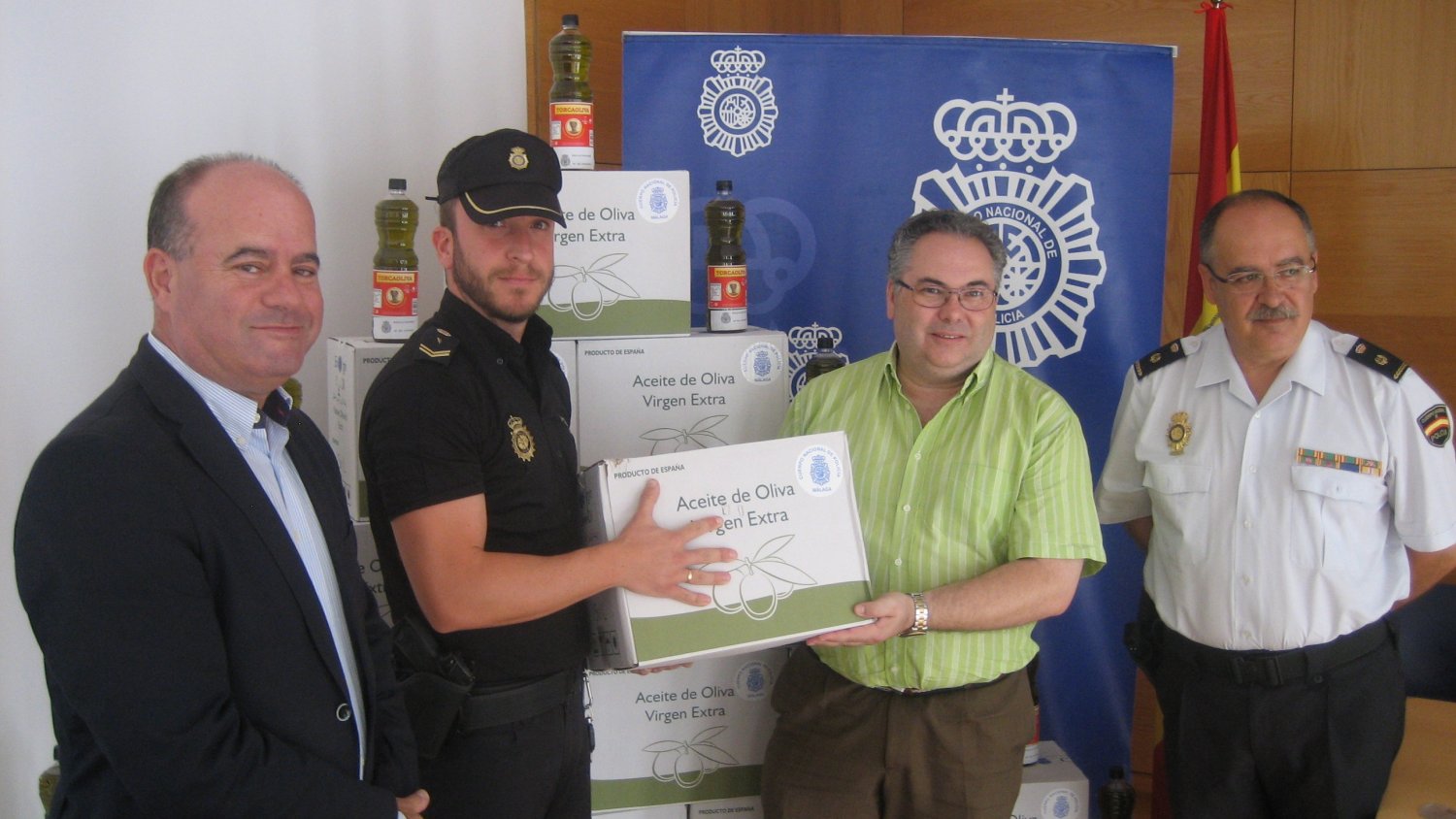 Entregan a una asociación de Antequera 345 litros de aceite procedente de olivas incautadas