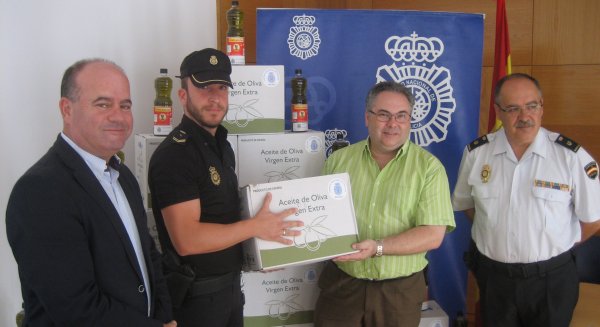 Entregan a una asociación de Antequera 345 litros de aceite procedente de olivas incautadas