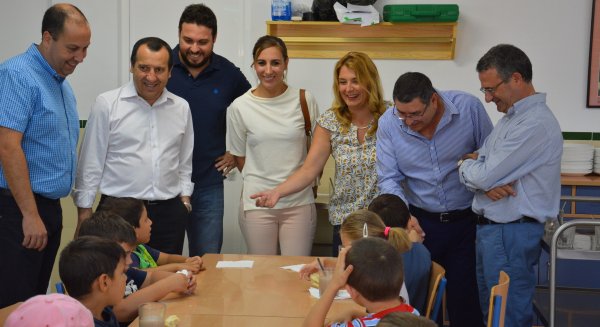 La Junta refuerza las comidas para menores en Vélez Málaga en verano