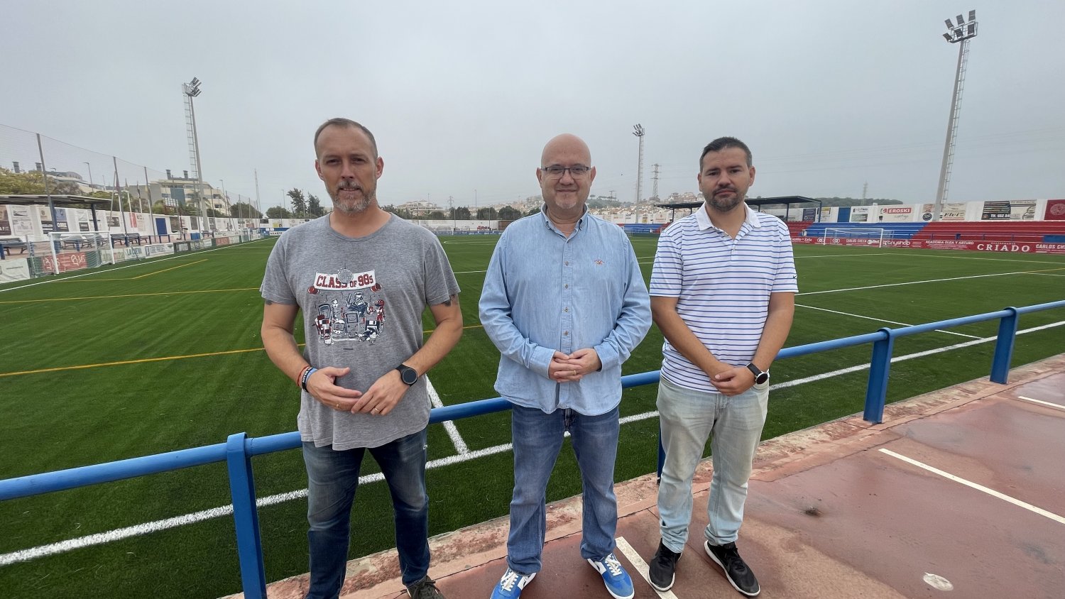 Finalizadas las obras de instalación del césped artificial en el estadio Juan Manuel Azuaga de Torre del Mar