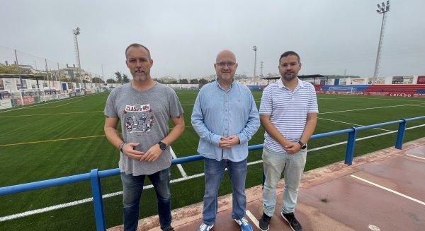 Finalizadas las obras de instalación del césped artificial en el estadio Juan Manuel Azuaga de Torre del Mar