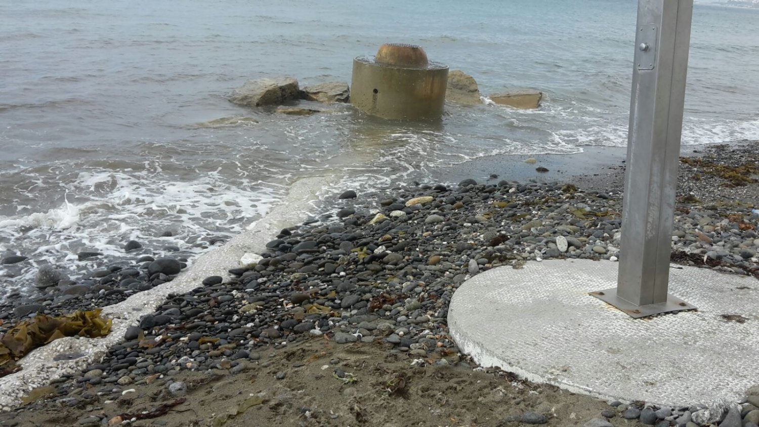 El PSOE de Estepona se hace eco de las quejas vecinales por el estado de las playas