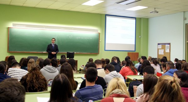 Unicaja concluye el curso de toma de decisiones financieras