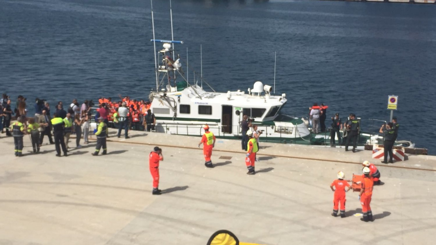 Rescatan 31 inmigrantes en una patera en el puerto de Málaga