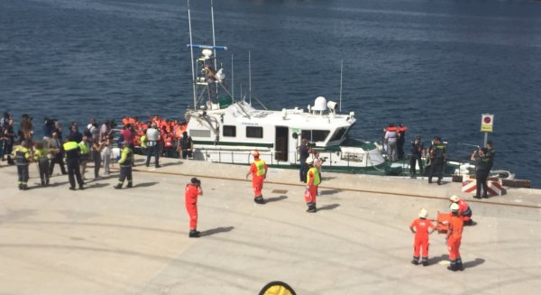 Rescatan 31 inmigrantes en una patera en el puerto de Málaga