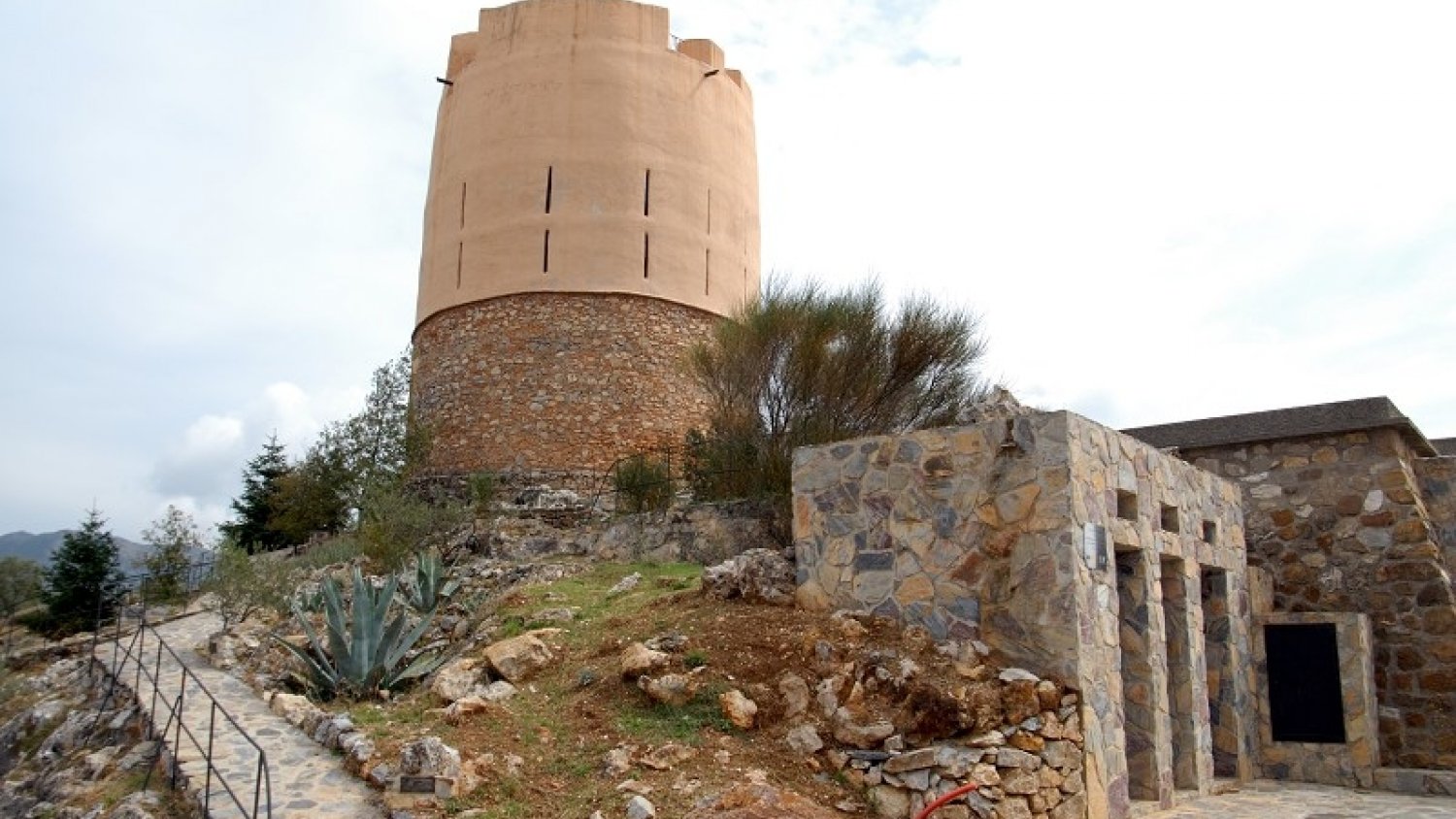La Diputación estudia impulsar la recuperación de las torres vigía de la provincia