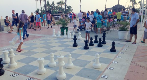 El Ayuntamiento de Estepona habilita cuatro tableros gigantes de ajedrez