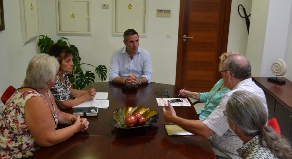 El alcalde de Mijas se reúne con la comunidad británica para mostrarle su apoyo tras el Brexit