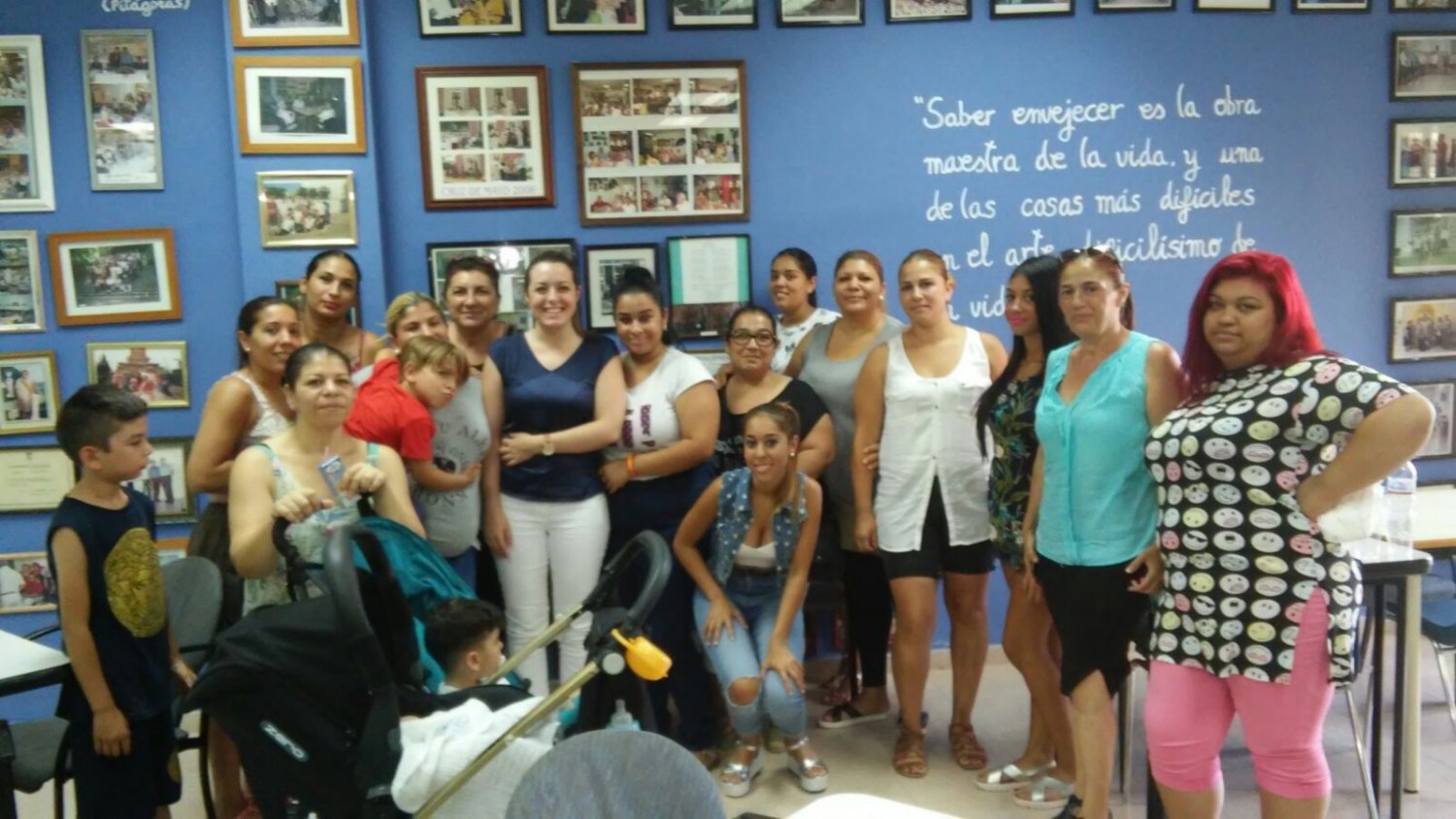 La coordinadora del IAJ mantiene un encuentro con la Asociación de Mujeres Gitanas de la Palmilla