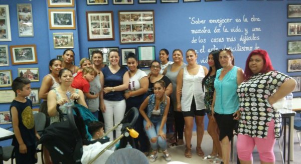 La coordinadora del IAJ mantiene un encuentro con la Asociación de Mujeres Gitanas de la Palmilla