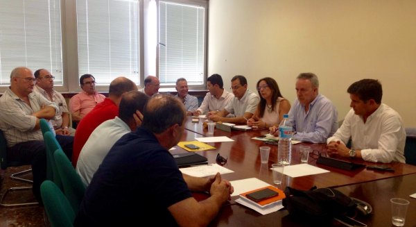 Junta y organizaciones agrarias trabajan conjuntamente para mejorar el uso del agua en la Axarquía