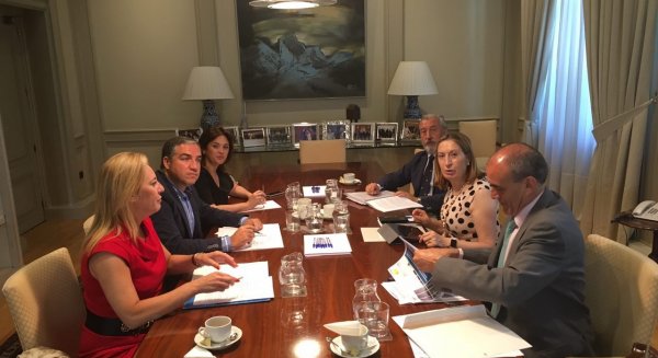 Bendodo se reúne con Ana Pastor 