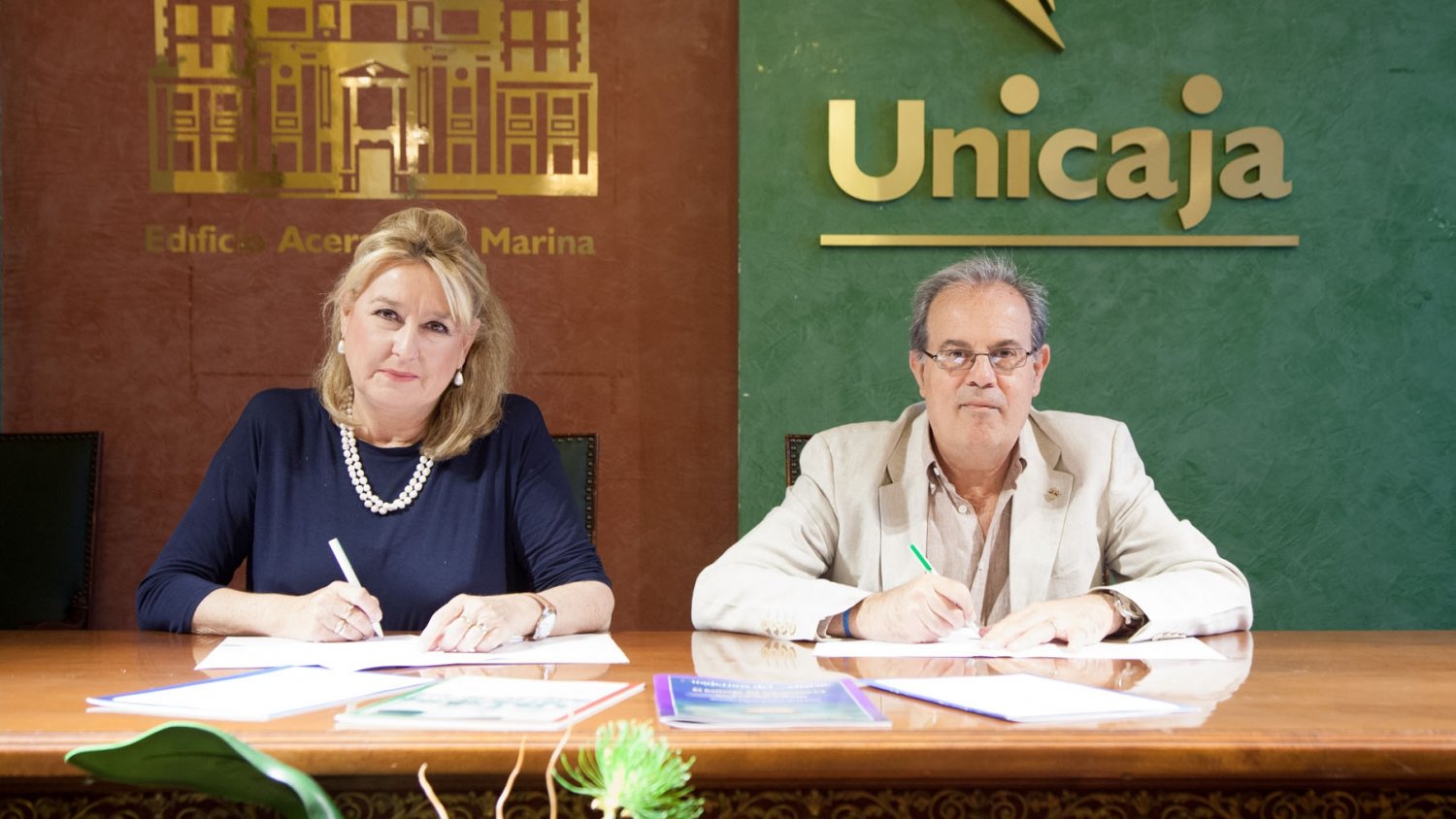 Unicaja colabora con la asociación 'Amigos de la Barca de Jábega'