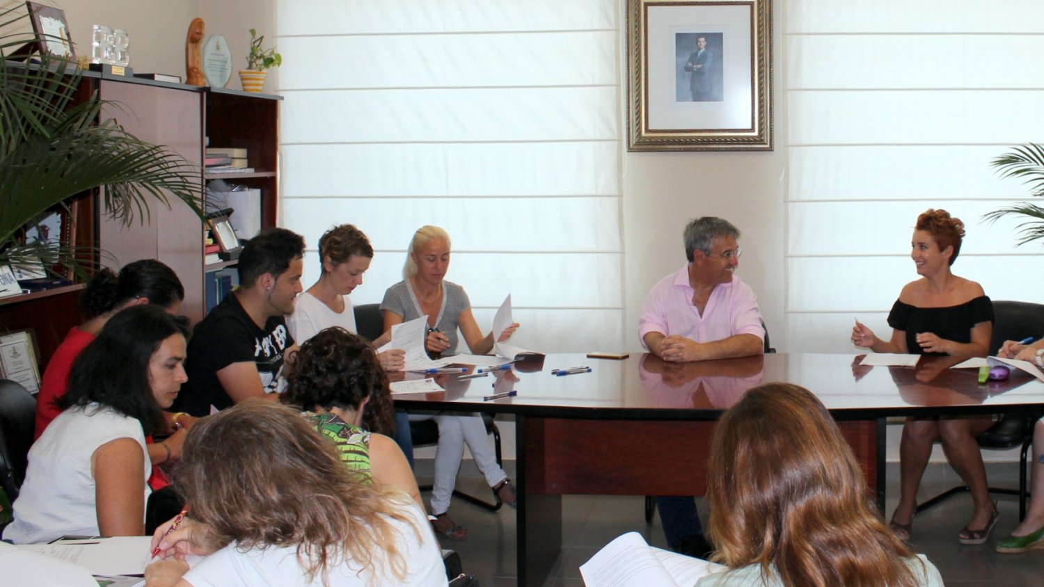 El alcalde de Estepona firma los primeros contratos del III Plan Municipal de Empleo