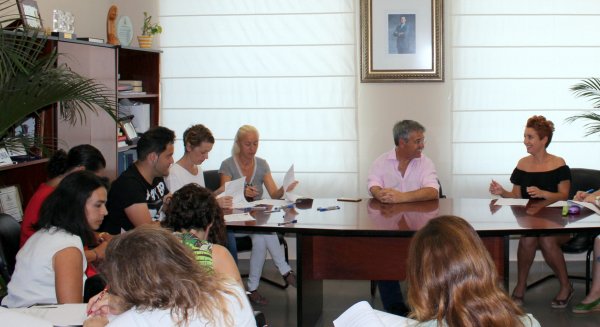 El alcalde de Estepona firma los primeros contratos del III Plan Municipal de Empleo