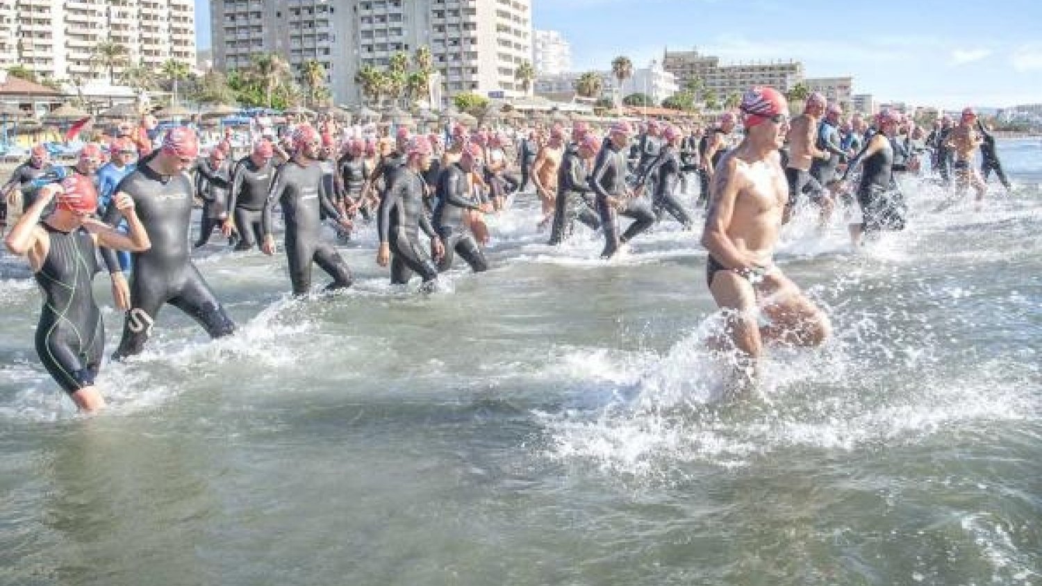 La 4º travesía a nado de bomberos en Torremolinos obtiene récord de participación