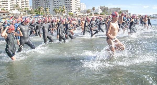 La 4º travesía a nado de bomberos en Torremolinos obtiene récord de participación