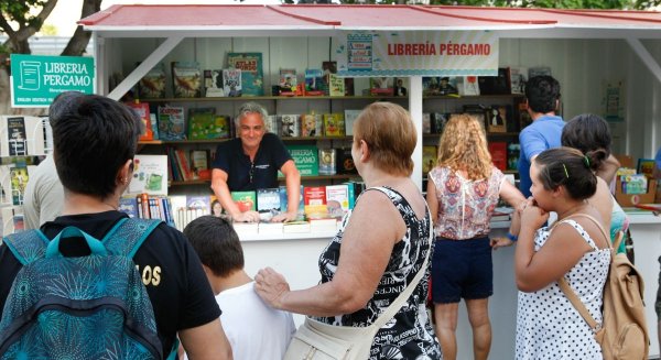 La Feria Estival del Libro de Torremolinos cierra con poesía y música rock