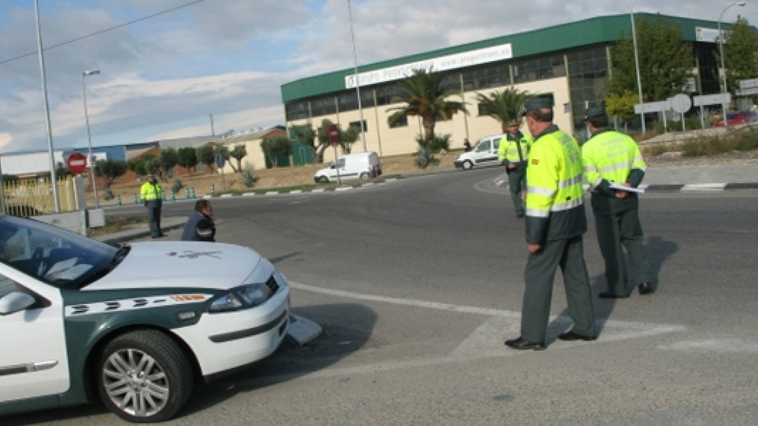 El vuelco de un camión en Archidona obliga a cortar la A92 en sentido Granada