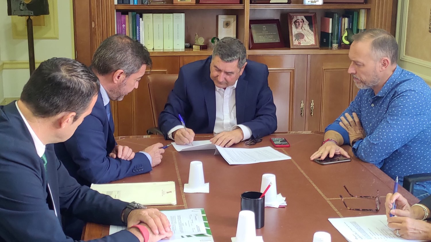 Moreno Ferrer firma el préstamo de 8 millones para ejecutar inversiones en Vélez-Málaga