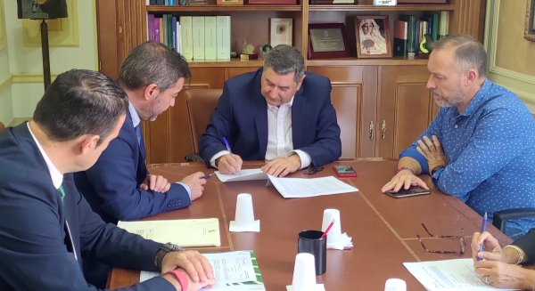 Moreno Ferrer firma el préstamo de 8 millones para ejecutar inversiones en Vélez-Málaga