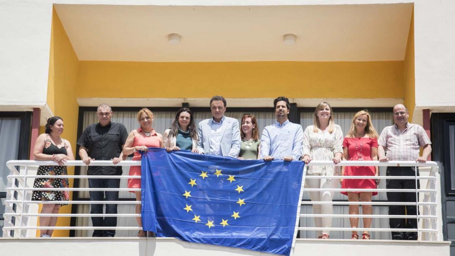 Torremolinos muestra su apoyo a la comunidad residente británica tras el Brexit con un acto simbólico