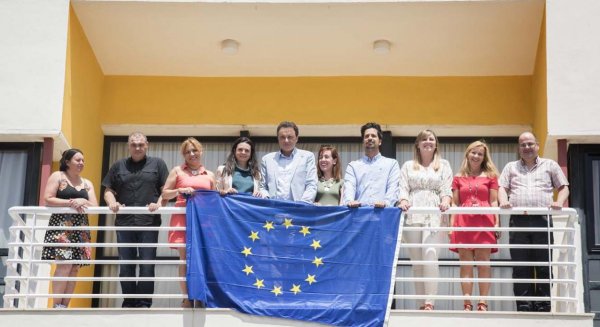 Torremolinos muestra su apoyo a la comunidad residente británica tras el Brexit con un acto simbólico