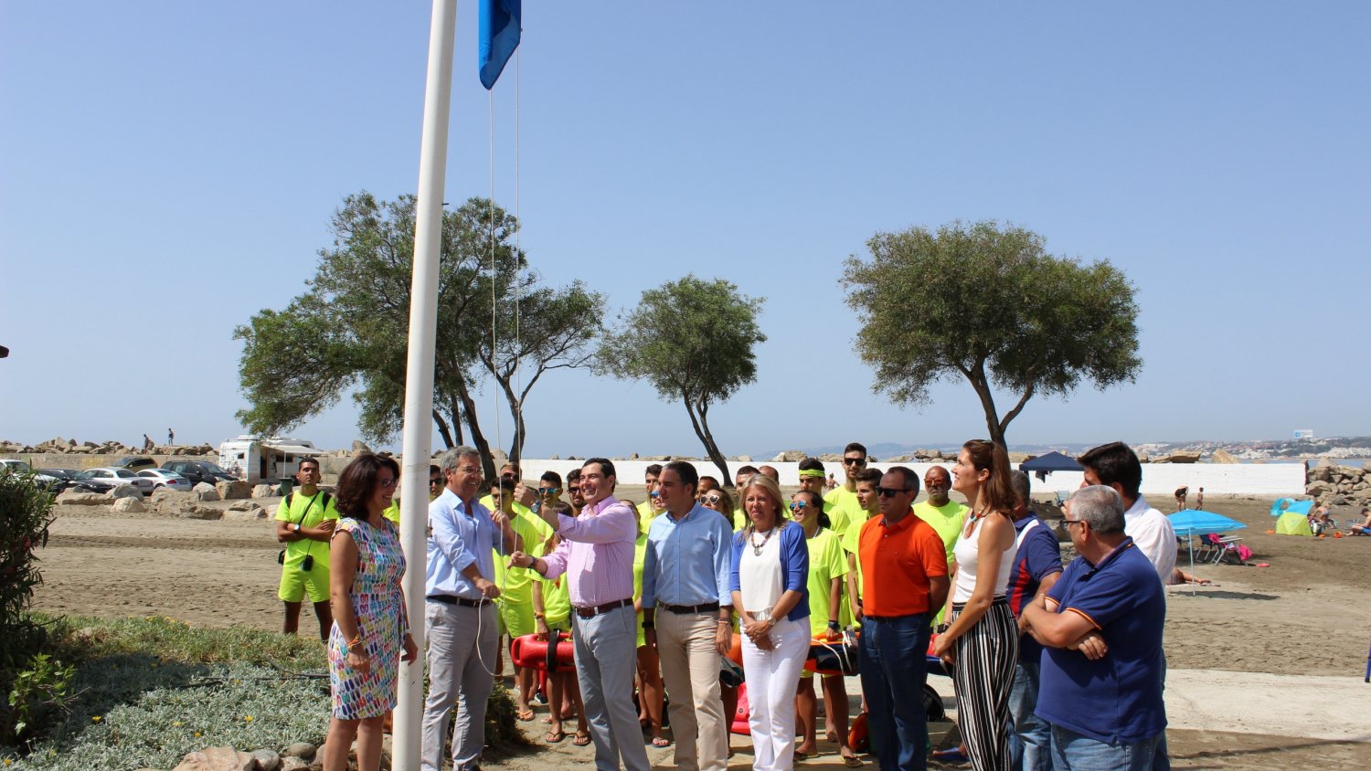 El Ayuntamiento de Estepona iza las banderas azules de las playas y del puerto