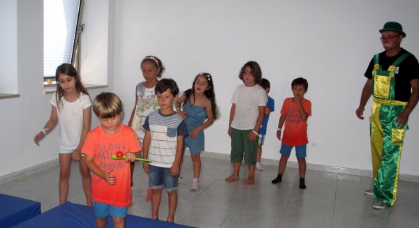Casi un centenar de menores participan en los talleres terapéuticos sobre dermatitis atópica