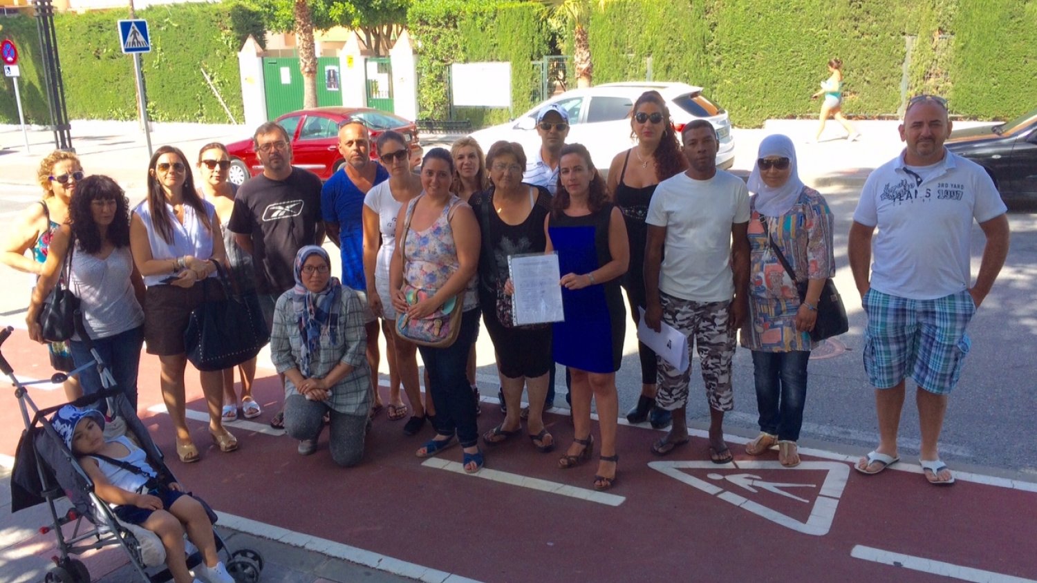 Padres del colegio Las Cañadas y el PP llevan al Ayuntamiento de Mijas y a la Junta un centenar de firmas para pedir el desboblamiento del BUS escolar