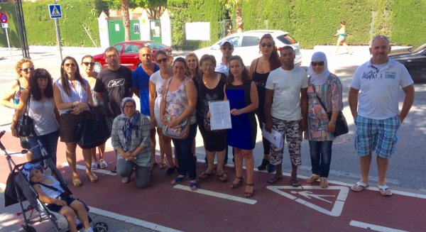 Padres del colegio Las Cañadas y el PP llevan al Ayuntamiento de Mijas y a la Junta un centenar de firmas para pedir el desboblamiento del BUS escolar