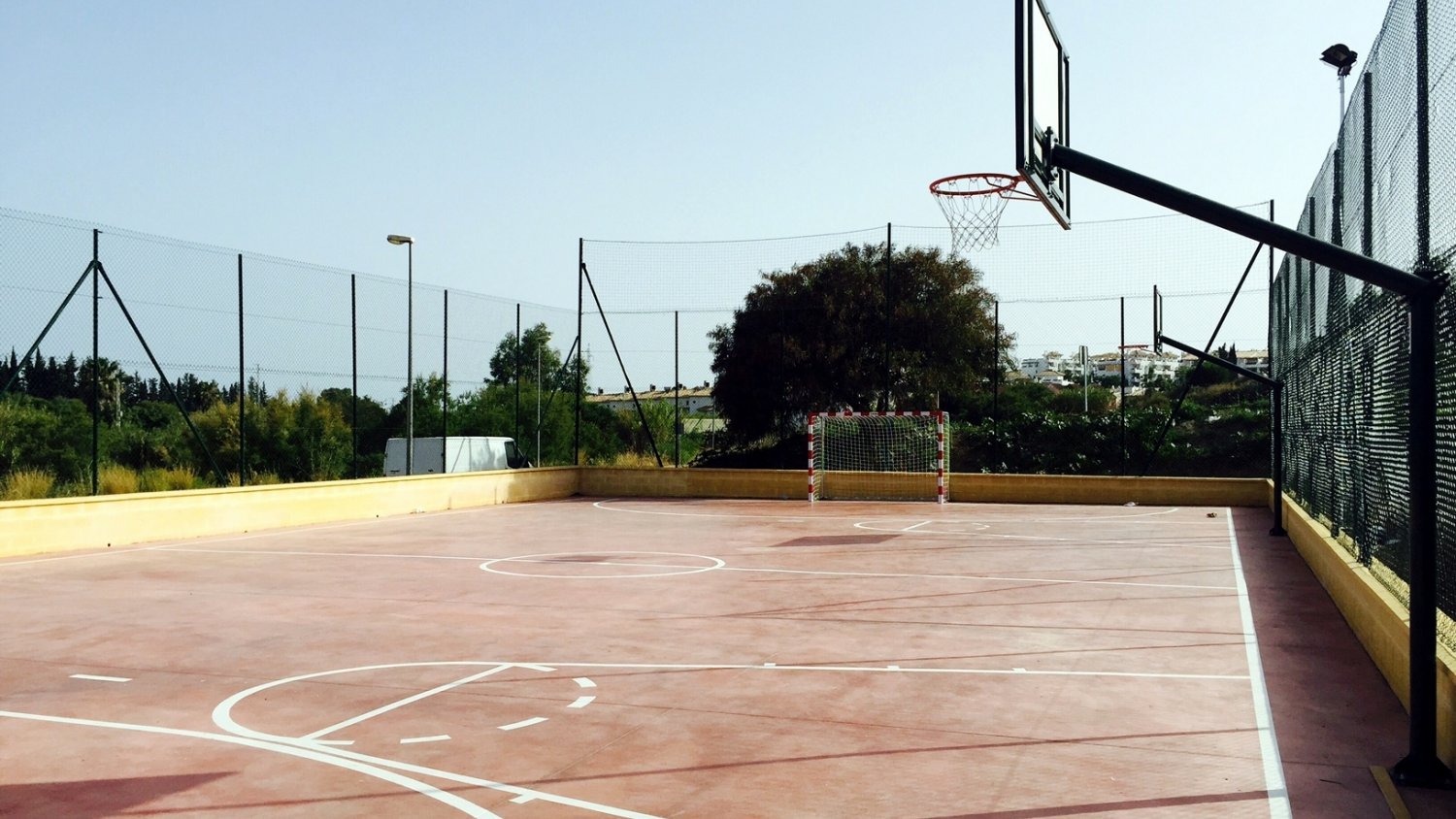 El Ayuntamiento de Estepona concluye las obras de una nueva pista deportiva