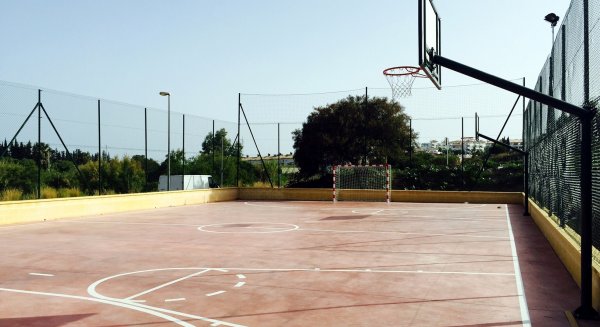 El Ayuntamiento de Estepona concluye las obras de una nueva pista deportiva