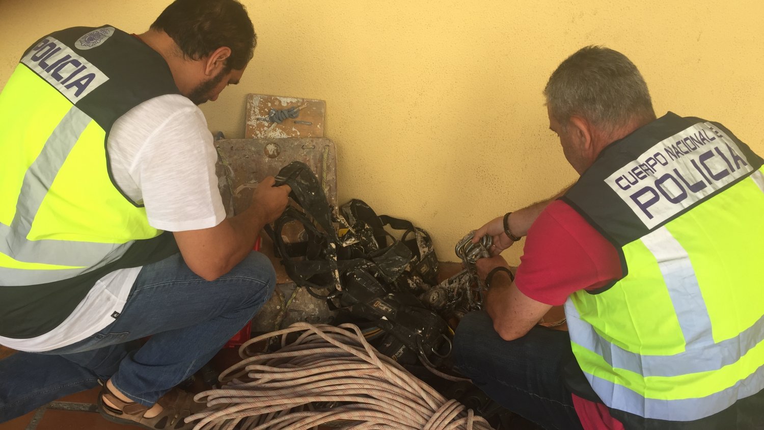Detienen a dos hombres por el robo de herramientas específicas de trabajos en altura del interior de un vehículo