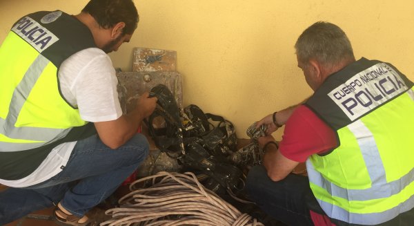 Detienen a dos hombres por el robo de herramientas específicas de trabajos en altura del interior de un vehículo