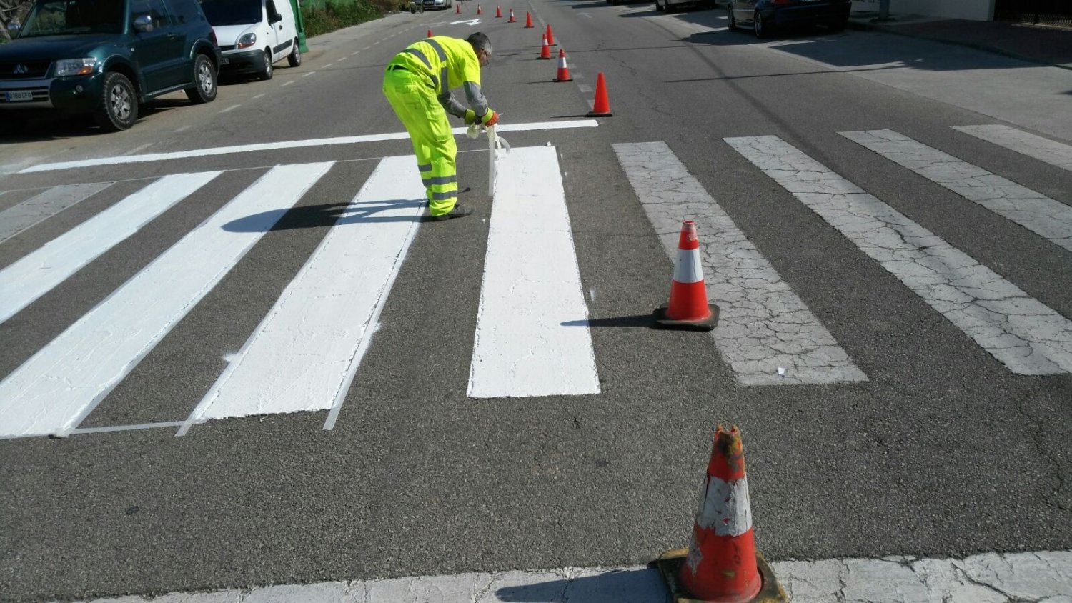 Iniciados los trabajos de repintado de señalización viaria en Rincón de la Victoria