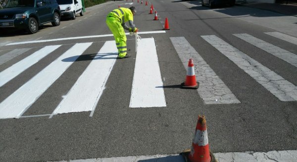 Iniciados los trabajos de repintado de señalización viaria en Rincón de la Victoria