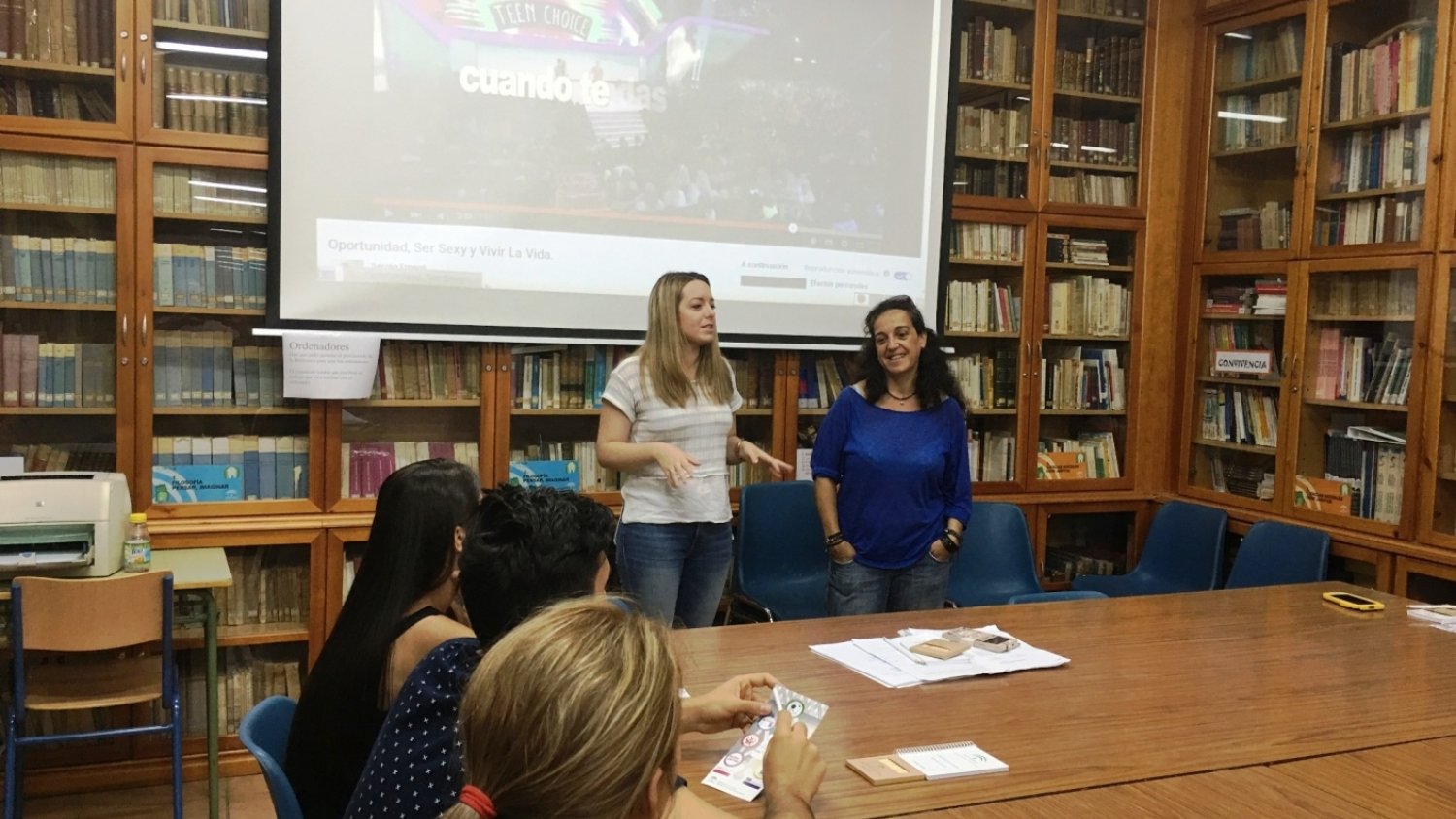 La coordinadora del IAJ mantiene un encuentro con los mediadores del IES Nuestra Señora de la Victoria