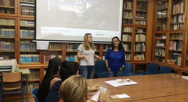 La coordinadora del IAJ mantiene un encuentro con los mediadores del IES Nuestra Señora de la Victoria