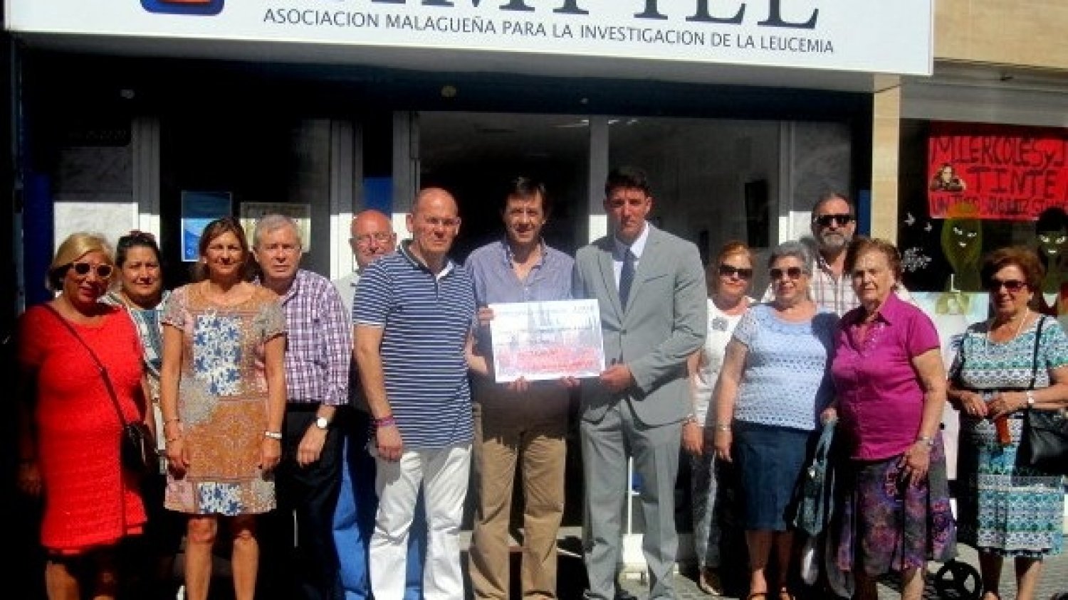 La Asociación para la Investigación de la Leucemia AMPILE realiza una donación de 3.000 euros para la investigación en Málaga