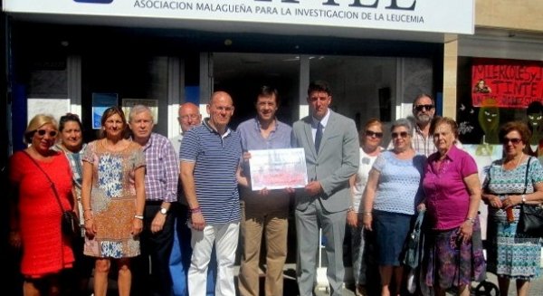 La Asociación para la Investigación de la Leucemia AMPILE realiza una donación de 3.000 euros para la investigación en Málaga