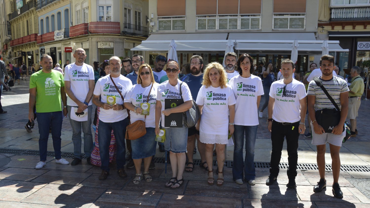 Candidatos de Unidos Podemos recogen firmas en Málaga en defensa de la remunicipalización de Limasa