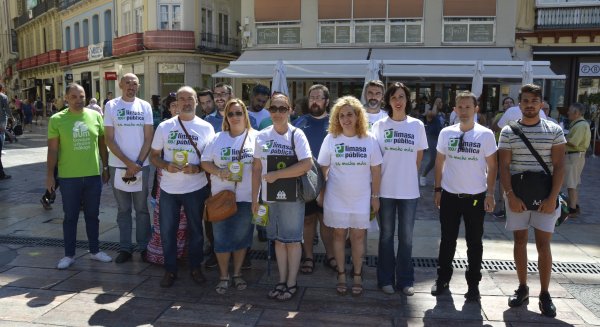 Candidatos de Unidos Podemos recogen firmas en Málaga en defensa de la remunicipalización de Limasa