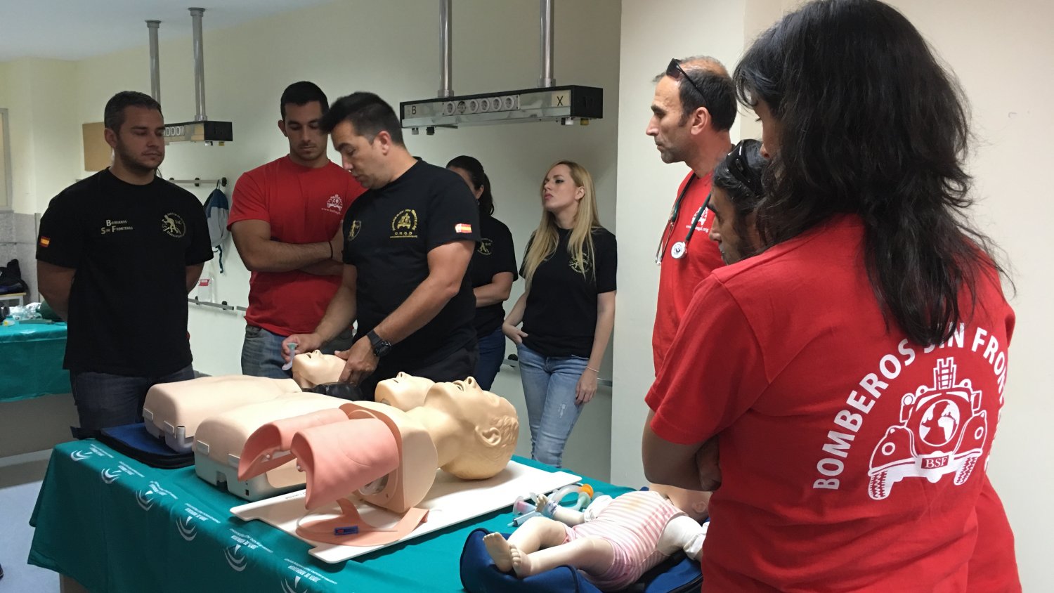 Profesionales de los hospitales de Málaga y voluntarios de Bomberos Sin Fronteras imparten un curso de asistencia sanitaria a miembros de la ONG