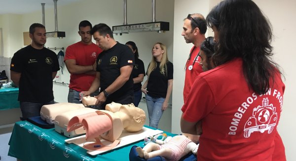 Profesionales de los hospitales de Málaga y voluntarios de Bomberos Sin Fronteras imparten un curso de asistencia sanitaria a miembros de la ONG