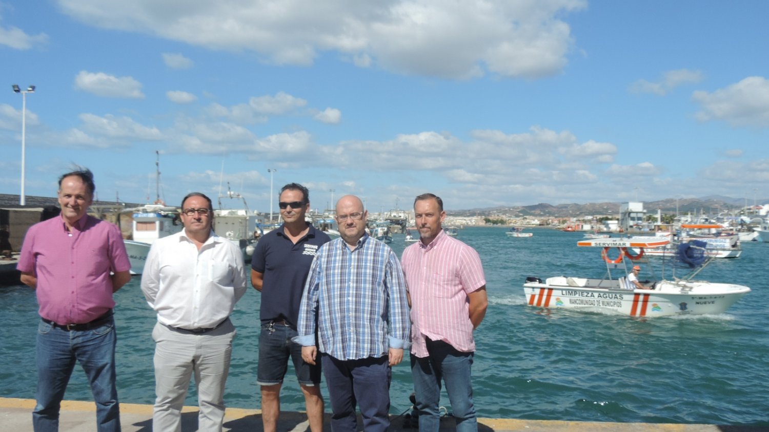 El teniente alcalde de Torre del Mar y concejal de Playas visita la flota de limpieza de aguas en las costas de la Axarquía